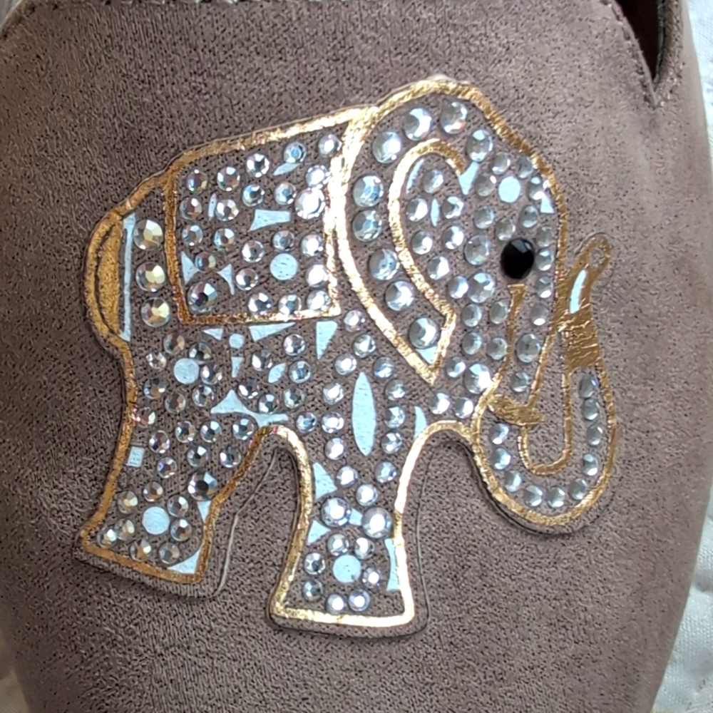 C'est 1946 Taupe Gray Suede Flats Sz 8, Rhinestone Elephant Accents, Like New - Picture 8 of 8